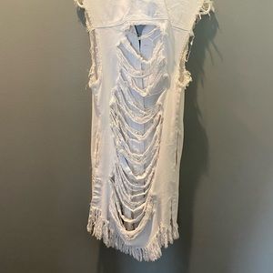 I'm selling some beautiful dresses that I wore once and two denim vest.. Size M.